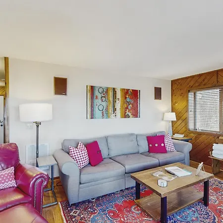 Crest 100E Apartment